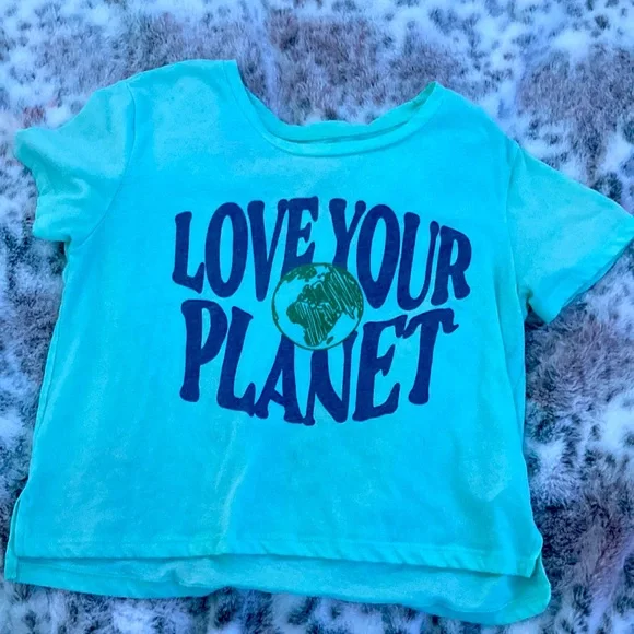 It’s a preppy kinda shirt and it says love your plant - Picture 1 of 1